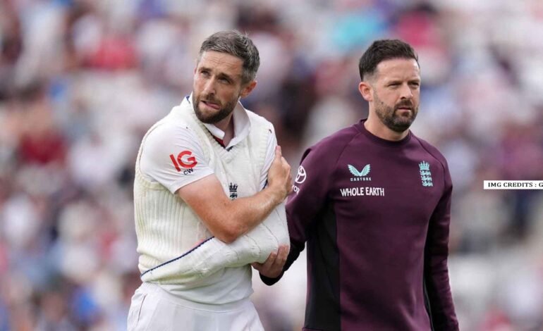 Chris Woakes walking off the field holding his shoulder during Oval Test