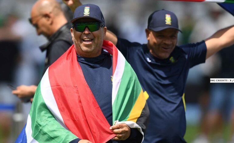 South Africa T20 coach Shukri Conrad speaking to players after Australia series defeat